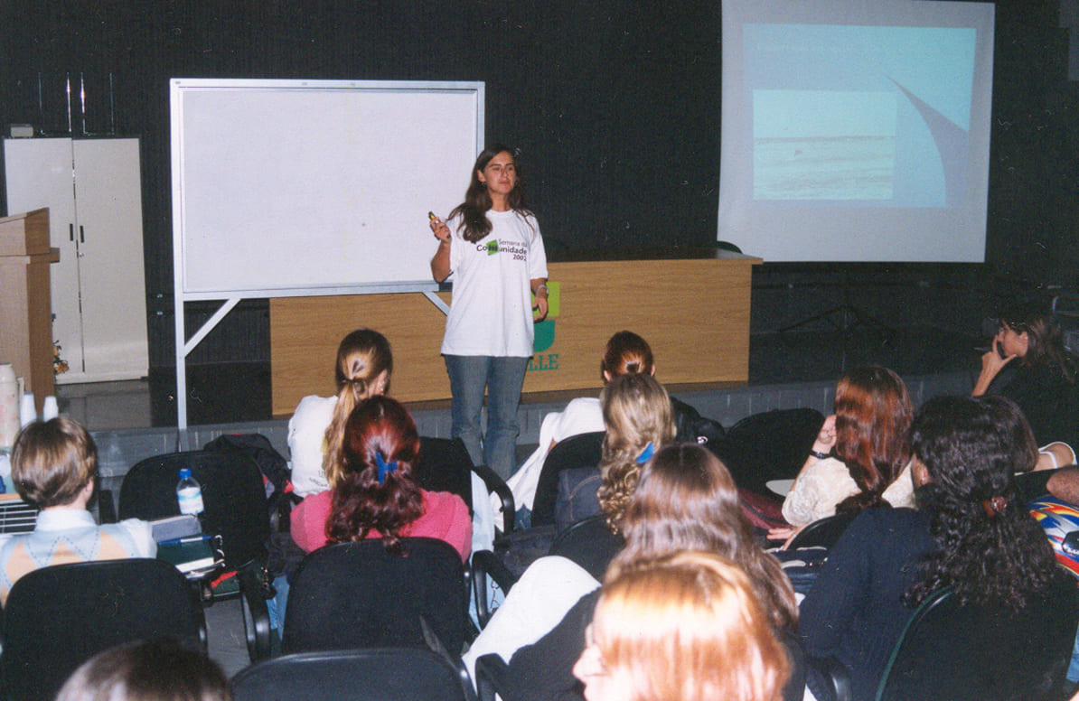 Marta Cremer, coordenadora do Toninhas do Brasil, palestrando na Exposição Mamíferos Marinhos de Santa Catarina, na Univille de Joinville (SC), em 2003.