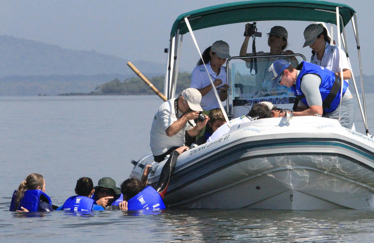 Pesquisadores de diversos países em uma embarcação de pesquisa durante colocação de marcadores satelitais em toninhas na Baía Babitonga (SC) no ano de 2012.