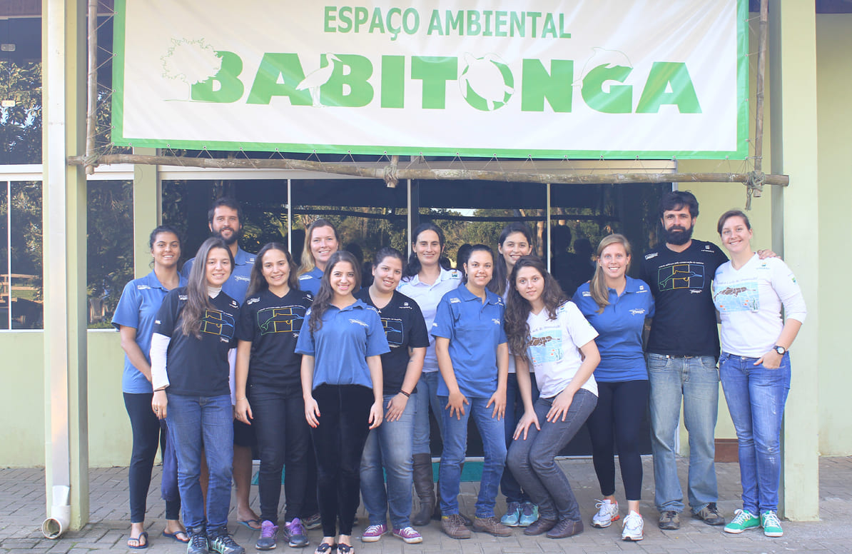 Equipe do Projeto Toninhas em frente ao Espaço Ambiental Babitonga (ESAB), em 2014