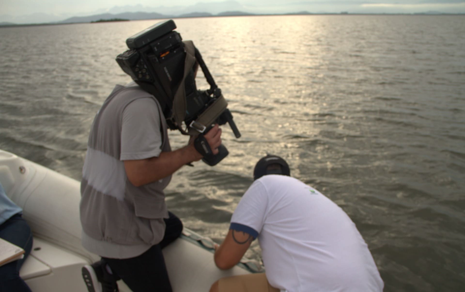 Cinegrafista da NSCTV, afiliada da Rede Globo, grava pesquisador do Toninhas do Brasil para matéria sobre as toninhas