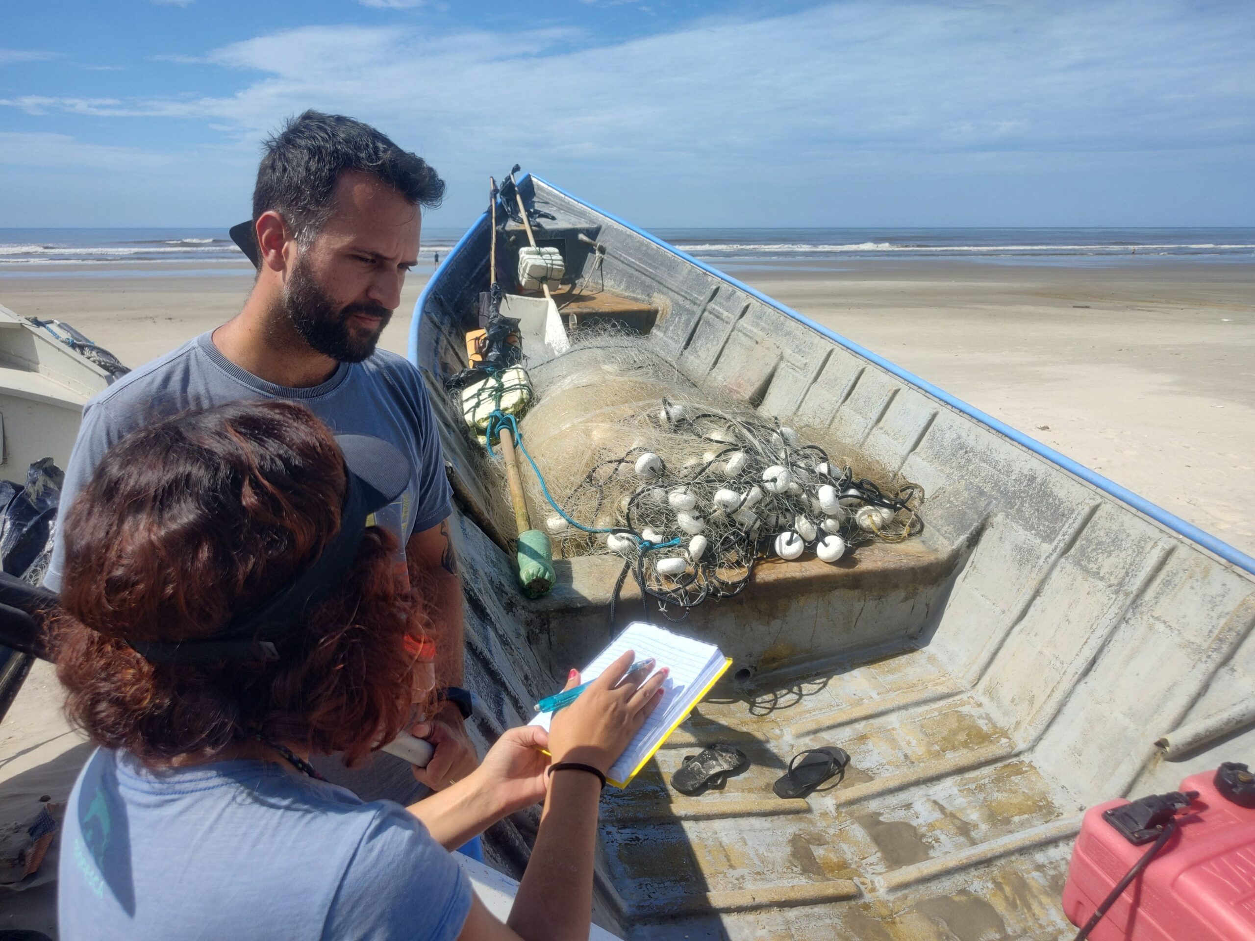 O Toninhas do Brasil realizou, nesta semana, a primeira instalação de tecnologia acústica para afastamento de toninhas em redes de pesca. A iniciativa busca alternativa para redução da mortalidade acidental de golfinho ameaçado de extinção